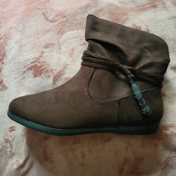 Womens Size 7 SO Brown Slip On Above Ankle Tassel Accent Boots - Picture 4 of 9